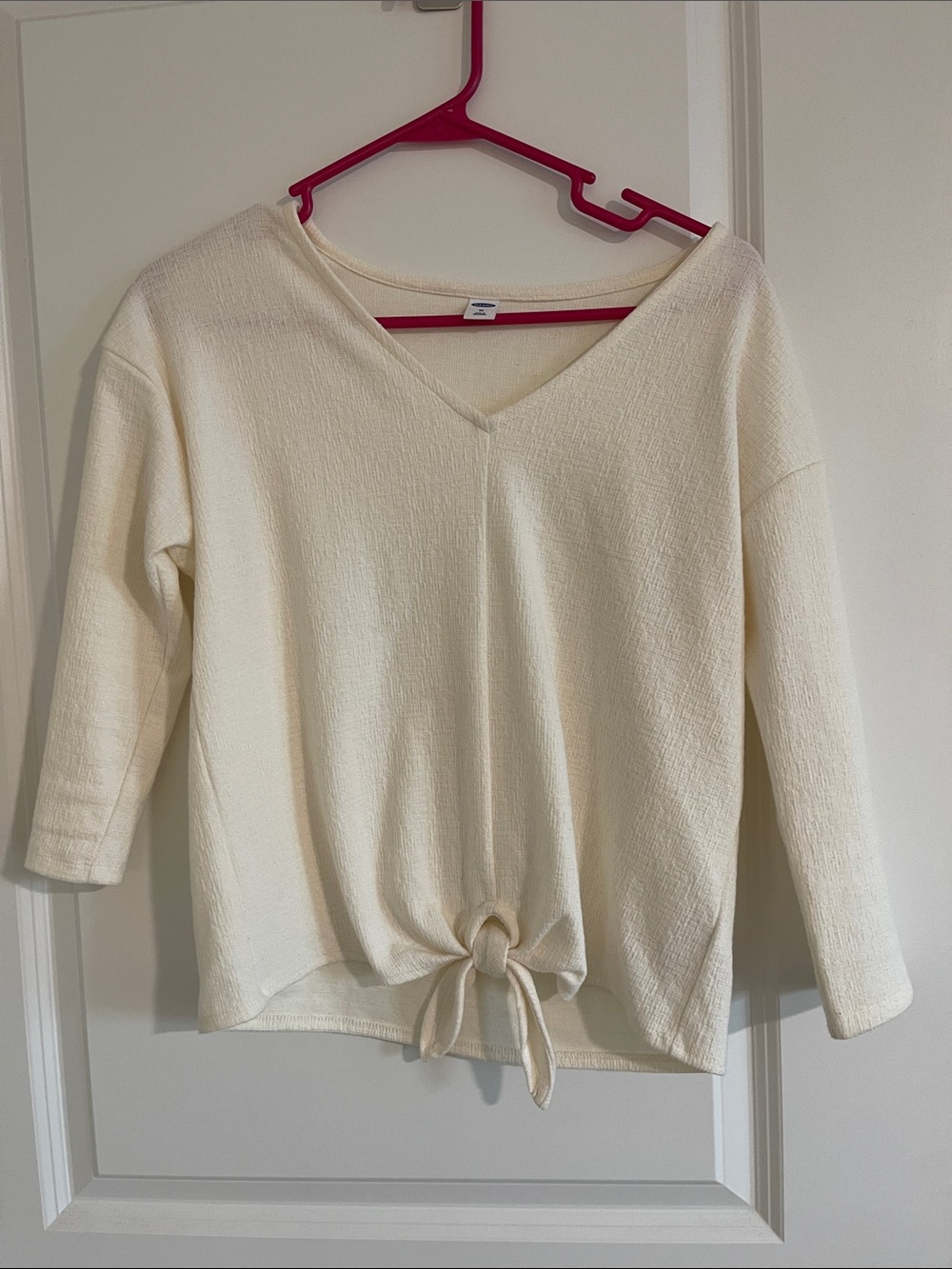 Women’s tie front cream top. 3/4 sleeve